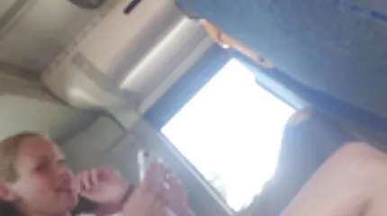 A szőke a fickó titkos szex video farkán ült és a castingon baszott, hogy orgazmust szerezzen.