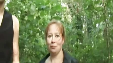 Egy barna sztriptízt táncol és melleit simogatja fincsi puncik egy hangulatos hálószobában.