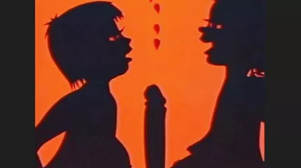 Transz pornoszex úrnő kihozta a rabszolgát a pázsitra, és keményen beledugta a seggét.