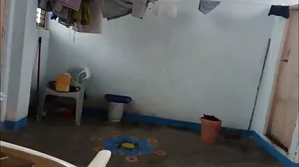 Egy lány egy kis szamárral cum az szőrős punci arcára.