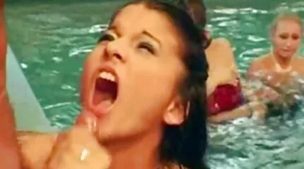 A kövér csaj meztelenül porno alvás közben mutatja melleit és csíkokat a kanapén.
