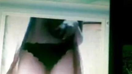A seggfej Nastya egy sráccal baszik, miután úszott szájba élvezés videok a medencében.