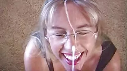 Az ázsiai szépség maszturbál és édesen cumál a padlón. ingyenpornofilmek