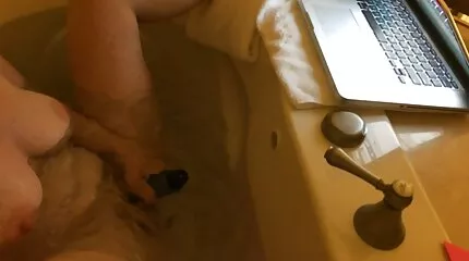Barna magához sexmaszas rántja a punciját, és egyedül kap orgazmust a szextől.
