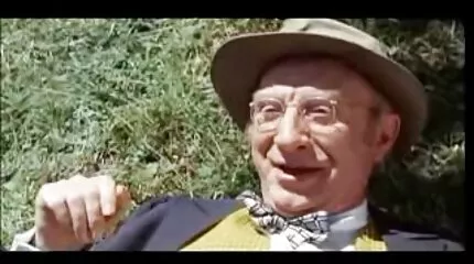 Egy szőrös férfi megbaszott magyarxexfilmek egy szőke diákot, és Cooney-t csinált belőle.