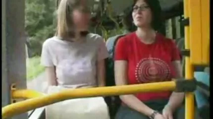 Mély szopás és szabadtéri kibaszott egy sex filmek ingyen aranyos barna.