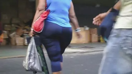 Busty kurvák csoportorgiája, erotikus videók akik punciban nyögnek a szextől.