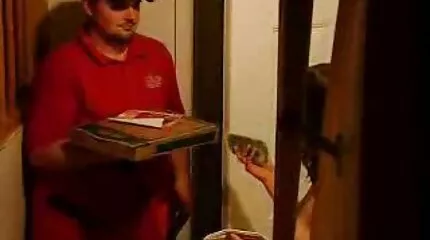 A lány lehúzta szexfilnek fehér bugyiját, és vibrátorral végzett kézimunkával.