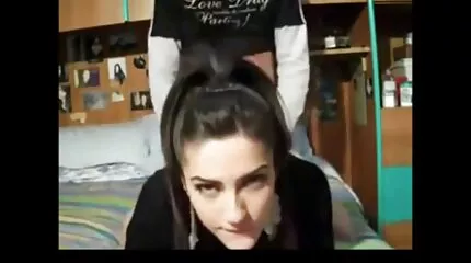 Egy érett férfi hazahívott egy csajt intim videok és kész puncival.