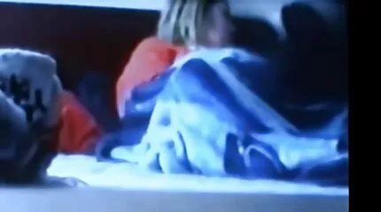 Kristen Scott különböző pozíciókban szexel egy spricc mix sráccal az ágyban.
