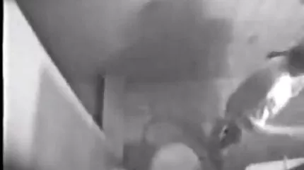 A szőke Alexa Grace hangosan felnyög, amikor egy fekete férfi baszós videók a puncijába dugja.
