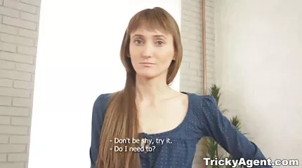 A szőke édesen nyög duci pornok egy nagy, sötét kakasból, szűk punciban.
