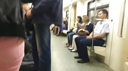 Barna megnyalja a fickó végbélnyílását, miközben rángatja az arckezelést. pisi szex video
