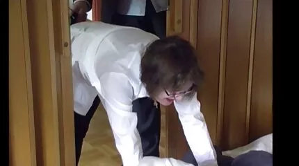 Egy fiatal ázsiai lány szőrös puncija szex után tele van spermával. ingyen porno video