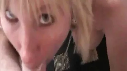 A lány segít napiszar video kibaszni a barátnőjét, tanácsot ad, labdákat nyal.