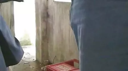 Elvitt haziszex egy szőke barátnőt a vécére, és elkezdett minden lyukba dugni.