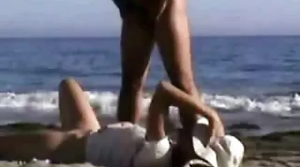 Érett ribanc elkap egy erős orgazmust attól, hogy egy szűk punciban szar ingyensex a lábai között.