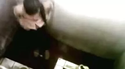 A gyönyörű hölgy tökéletessége levetkőzött és mostoha anya fia szex megmutatta a punciját a kamerának.