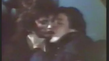 Anális kibaszás három résztvevővel: régi pornó filmek két férfi, egy nő.