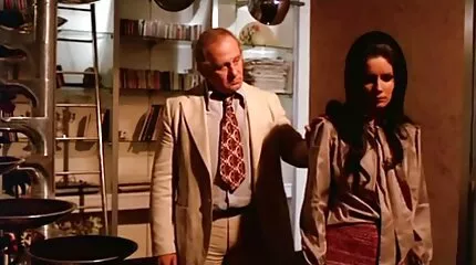 Hatalmas mellű hatalmas punci szőke a kamerás fickótól cuki lesz.