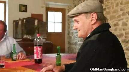 A péniszmasszázs alatt a csaj a kanapé alatt ült és szopta a kakast. ingyenes xxx filmek