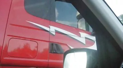 Egy orgia során a srácok a dögös pornó videó letöltés kurva Laura Teen puncijába és szájába kötnek