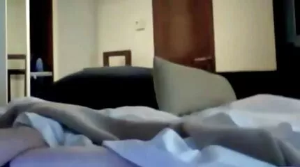 Egy kövér porno filmek ingyen férfi egy kis farkát löki egy nő szájába, és szopásból cumizik.